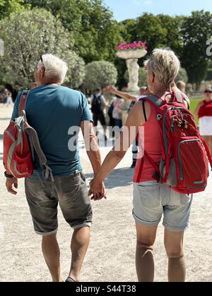 Coppia anziana che viaggia con lo zaino Foto Stock