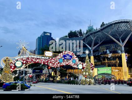 Luci di Natale e decorazioni su Orchard Road Singapore. Foto Stock