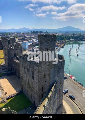 Vista dalla torretta superiore di Caernarfon Castle North Wales Foto Stock