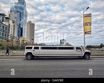Limousine Stretch Hummer parcheggiata su City Street a Melbourne, Victoria, Australia. Foto Stock