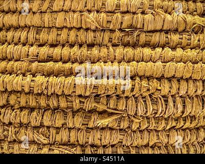 Full frame pattern sfondo shot di paglia intrecciata. Primo piano. Foto Stock