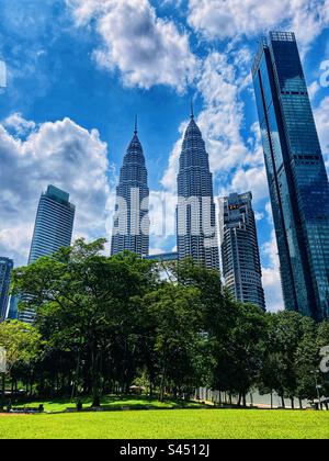 Petronas torri dal parco KLCC Foto Stock