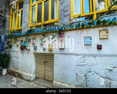 Cassette postali a muro Foto Stock
