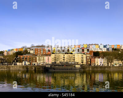 Grain Barge all'alba visto con colorate case tradizionali e contemporanee dietro. Bristol Marina. REGNO UNITO Foto Stock