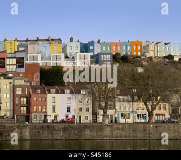 Fila di case a schiera colorate e appartamenti nella zona di Cliftonwood con vista sul fiume Avon e Bristol Marina. REGNO UNITO Foto Stock