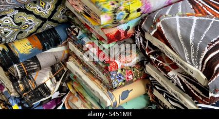 Bulloni in tessuto dai colori vivaci in vendita nel mercato di strada di Leida, nei Paesi Bassi Foto Stock