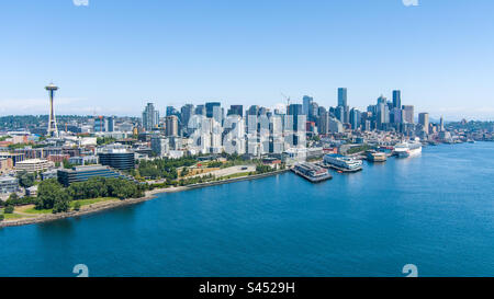 Lo skyline del lungomare di Seattle, Washington a giugno Foto Stock