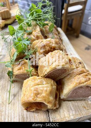 Involtini di salsiccia. Tè pomeridiano Foto Stock