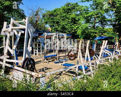 Palestra all'aperto in un parco di Bangkok Foto Stock