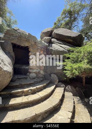 Gesù, sepolto nella tomba, 14a stazione, statua a grandezza naturale, Santuario di San Joseph, Stations of the Cross, riaprì dopo Yarnell Hill Fire 2013, Yarnell, Arizona Foto Stock