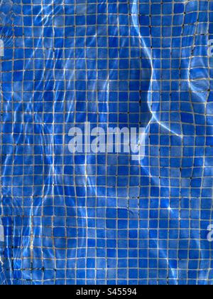 Sfondo piastrellato a mosaico blu sott'acqua Foto Stock