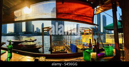 Vista panoramica del fiume chao phraya dal bar di Bangkok, Thailandia Foto Stock