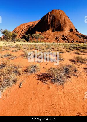 Uluru, o Ayers Rock, è un enorme monolite di arenaria nel cuore dell'arido "Centro Rosso" del territorio del Nord Australiano. Formatosi 550 milioni di anni fa. Uluru-Kata Tjuta National Park Place. Foto Stock