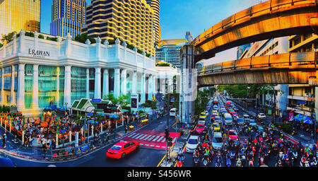 Il traffico al santuario di erawan a Bangkok, Thailandia, è preso dalla passerella aerea Foto Stock