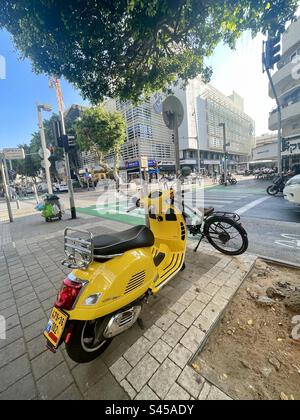 Una Vespa GTS super 300 a Trl-Aviv, Israele. Foto Stock