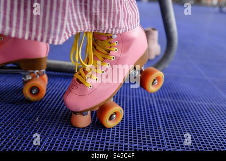 Preparazione al pattinaggio a rotelle sulla pista di pattinaggio a rulli Foto Stock