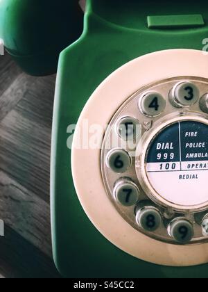 Primo piano di un telefono vintage o rétro con quadrante rotante dal Regno Unito negli anni Settanta Foto Stock