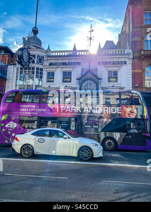 Noleggio privato di taxi e autobus a Briggate vicino agli edifici Time Ball nel centro di Leeds Foto Stock