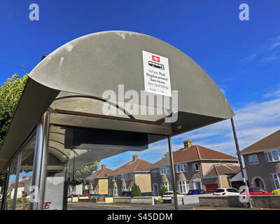 Una fermata dell'autobus vicino alla stazione ferroviaria di Weston Milton a Weston-super-Mare, Regno Unito, che è un punto di partenza designato per i servizi di autobus di sostituzione ferroviaria Foto Stock