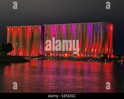 Il Grain Silos sul lungomare storico del centro di Buffalo, New York, di notte Foto Stock