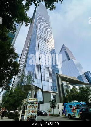 Venditori di cibo di fronte ai grattacieli di Hudson Yards, New York City Foto Stock