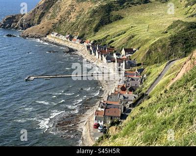 Vista aerea del villaggio di Crovie in Scozia. I cottage sono molto vicini al mare e non sono in grado di guidare davanti Foto Stock