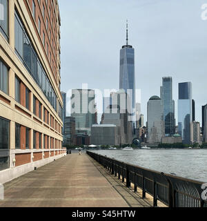 Vista di Lower Manhattan dall'Hyatt Regency Jersey City sull'Hudson, Jersey City, New Jersey, Stati Uniti Foto Stock