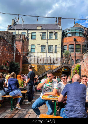 Bar affollato nel centro di Leeds Foto Stock