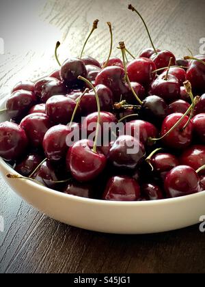 Ciliegie dolci in una ciotola bianca Foto Stock