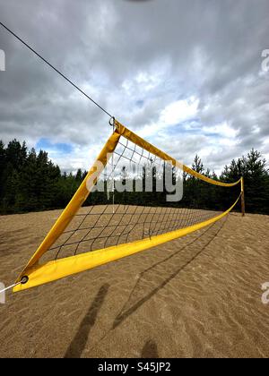 Rete da pallavolo nel bosco Foto Stock