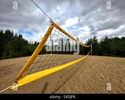 Rete da pallavolo nel bosco Foto Stock