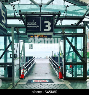 Maggio 2023, terminal dei traghetti New York Waterway, Battery Park City, Manhattan, New York, New York, New York, Stati Uniti Foto Stock