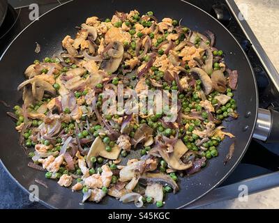 Friggere il salmone in padella Foto Stock