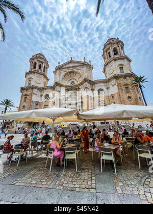 Caffè fuori dalla cattedrale di Cádiz, nel sud-ovest della Spagna Foto Stock