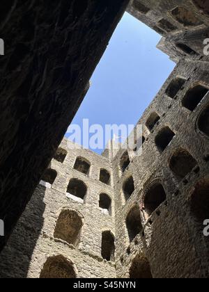 Guardando all'interno del castello di Rochester nel Kent Foto Stock