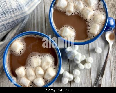 Cioccolata calda con mini marshmallow in tazze blu Foto Stock