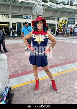 Il cosplayer Captain America si posa di fronte al San Diego Convention Center durante la serata di anteprima del Comic con tenutosi il 19 luglio 2023. Foto Stock