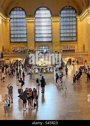 L'atrio principale del Grand Central Terminal presenta un chiosco informativo con un enorme orologio a quattro lati, 2023, New York City, USA Foto Stock