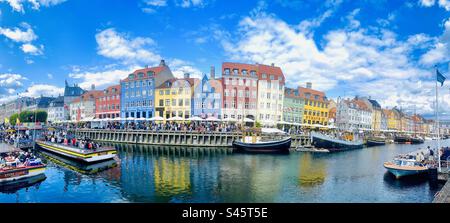 Edifici colorati a Nyhavn , Copenaghen, Danimarca. Foto Stock