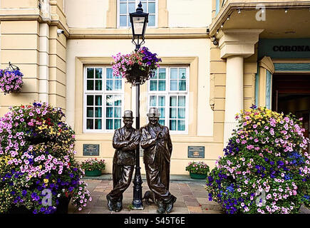 Statua commemorativa di Laurel & Hardy, all'esterno della sala dell'incoronazione a Ulverston, Cumbria, Regno Unito. Foto Stock