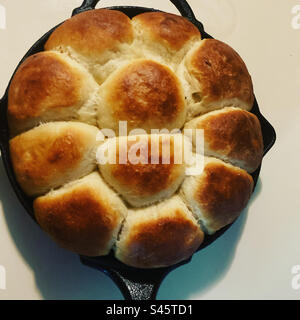 Panini fatti in casa in una padella di ghisa. Foto Stock