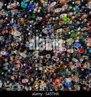Una raccolta di accendini di plastica rifiuti di spiaggia - inquinamento di plastica Foto Stock