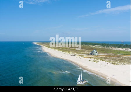 Barca a vela sulla spiaggia di Fort Morgan, Alabama Foto Stock