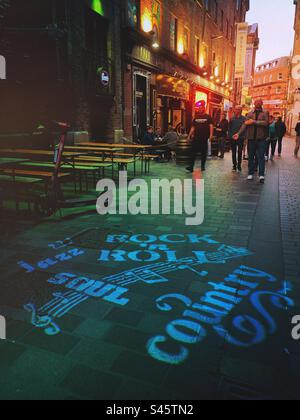 L'attrazione turistica della musica Mathew Street a Liverpool Inghilterra Regno Unito - turisti club musicali Foto Stock