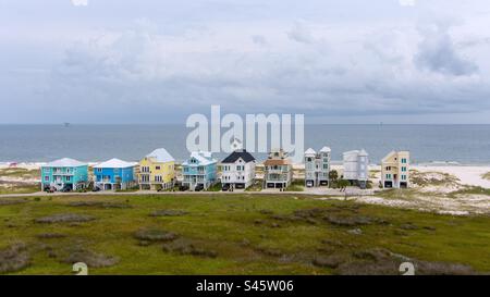 Case sulla spiaggia al tramonto a Fort Morgan, Alabama Foto Stock