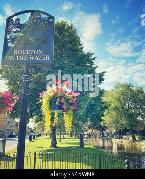 Una fotografia di un panorama panoramico a Bourton on the Water. Splendido villaggio inglese delle Cotswolds in una giornata di sole. Foto Stock