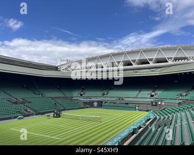 Una vista generale del campo centrale dell'All England Lawn Tennis Club (AELTC) a Wimbledon, a sud-ovest di Londra. Foto Stock