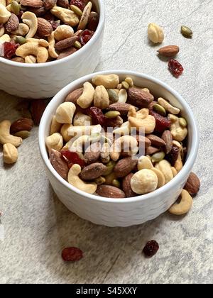 Sano mix di sentieri in ciotole bianche Foto Stock
