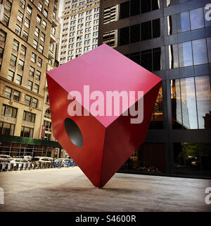 Maggio 2023, Red Cube, una scultura di Isamu Noguchi, installata nel 1968, Manhattan, New York, New York, Stati Uniti Foto Stock