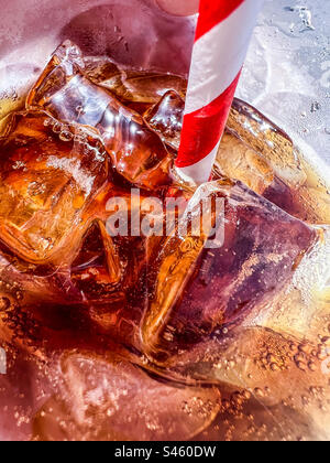 Cola e cubetti di ghiaccio in vetro Foto Stock